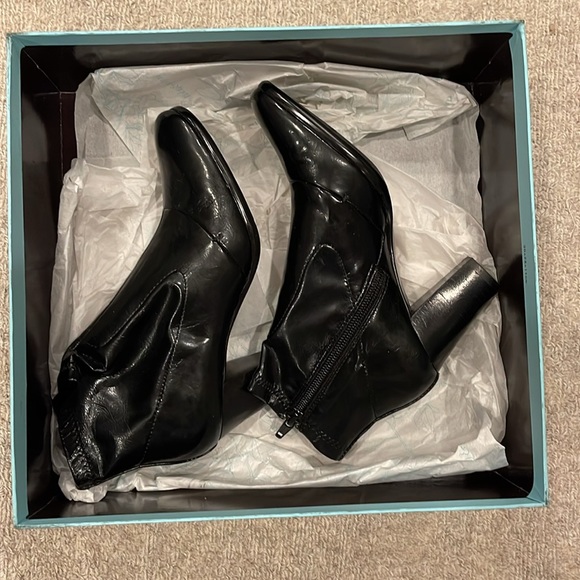 Women’s size 5 black patent leather ankle boots.  Side zipper.  Never worn. - Picture 7 of 9